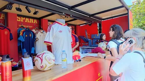 スペイン対カボベルデ戦の当日、10年南アフリカ大会決勝で決勝ゴールを決めたイニエスタのユニホームも展示されていた(撮影・高橋智行)