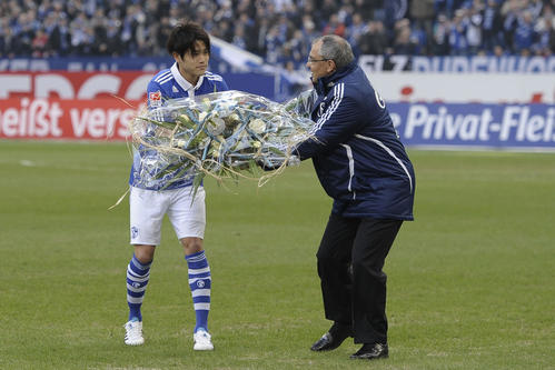 11年2月12日、フライブルクとの試合前にアジア杯優勝メンバーのシャルケDF内田篤人（左）に花束を渡すフェリックス・マガト監督
