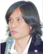 帰国したザルツブルクＤＦ宮本恒靖（共同）