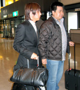 セルティックの現地視察を終え、成田空港に到着した水野晃樹選手（左＝共同）