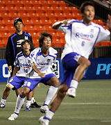 練習を見守るＧ大阪の西野監督（左）（撮影・築山幸雄）