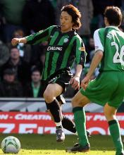 前半、ＭＦマレー（右）と競り合うＭＦ中村俊輔（撮影・ＰＮＰ）