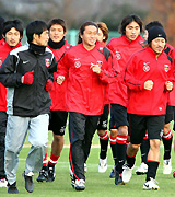 ３位決定戦を前にランニングする浦和イレブン（撮影・浅見桂子）