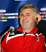 会見で笑顔を見せるＡＣミランのアンチェロッティ監督（撮影・鹿野芳博）