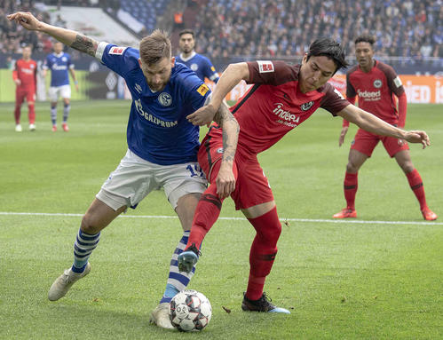 前半、競り合うフランクフルトMF長谷部（右）（共同）