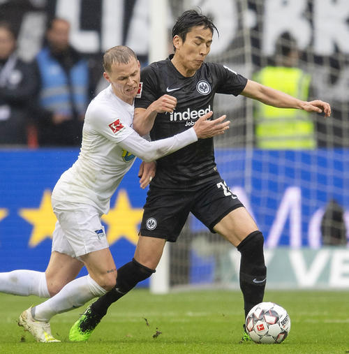 前半、競り合うフランクフルトMF長谷部（右）（共同）