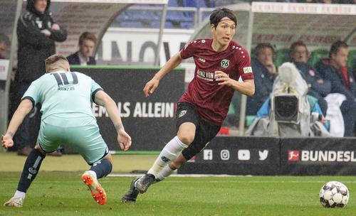 前半、競り合うハノーバーの原口（右）（共同）