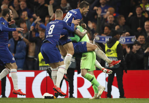 決勝進出を決め、好セーブの
GKアリサバラガに抱きついて喜ぶチェルシーの選手たち（AP）