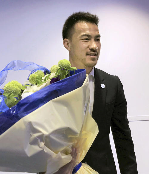 今季限りで退団するレスターの最終戦に出場し、花束を手にする岡崎慎司（共同）