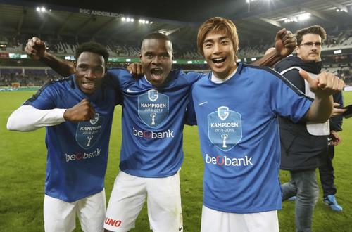 ベルギー1部リーグ優勝を決め喜ぶゲンクの伊東（右）ら（共同）