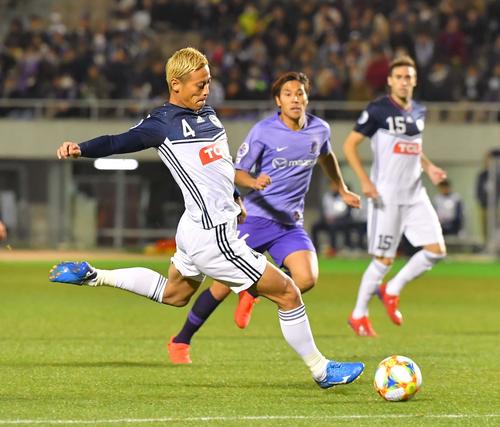 広島対メルボルン・ビクトリー　前半、豪快にシュートを放つメルボルン・ビクトリーMF本田圭佑（2019年3月12日撮影）