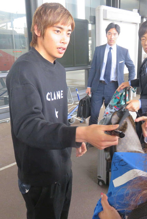 帰国し空港でファンサービスをするゲンクMF伊東（撮影・松尾幸之介）