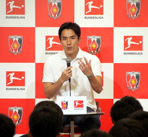 浦和－広島戦に来場し、浦和OBとして下部組織の選手に経験を語ったフランクフルトMF長谷部