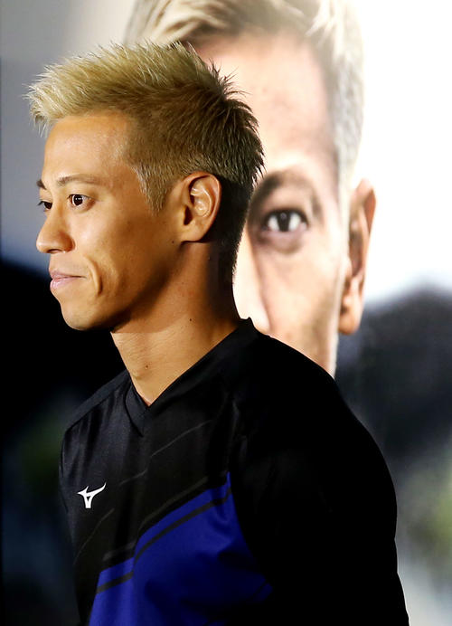 イベント終了後、報道陣の質問に答える本田（撮影・河田真司）
