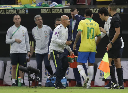 前半、右足を負傷しピッチを去るブラジル代表FWネイマール（10）（AP）