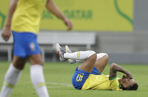 前半、ファウルを受けピッチに倒れ込むブラジルFWネイマール（AP）