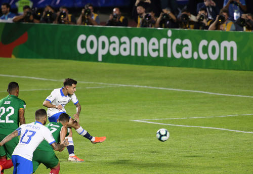 ブラジル対ボリビア　後半、PKで先制点を決めるブラジルFWコウチーニョ（撮影・河野匠）