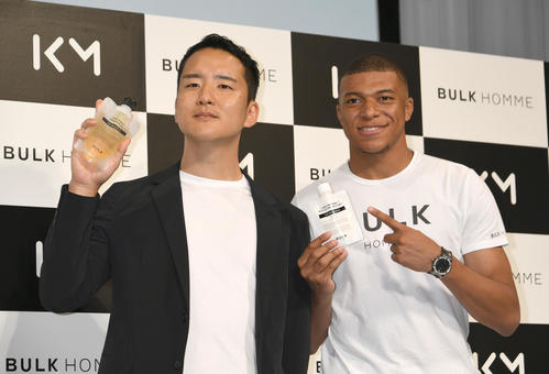 初来日した、パリサンジェルマンFCのエムバペ（右）と「バルクオム」とグローバルアンバサダー契約を発表した野口社長（撮影・酒井清司）