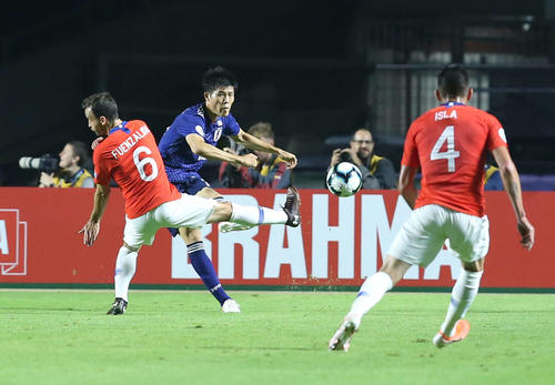 19年6月17日、日本対チリ　前半、ボールをクリアする冨安（撮影・河野匠）