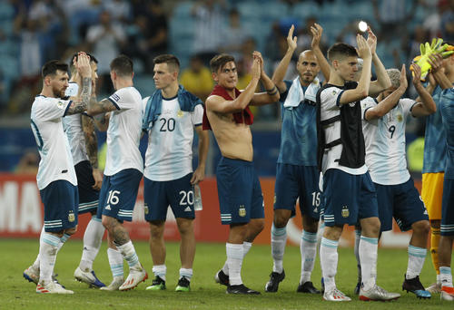 声援に応えるアルゼンチンの選手たち（AP）
