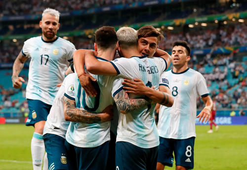 ゴールを決めたアグエロを祝福するアルゼンチンの選手たち（ロイター）