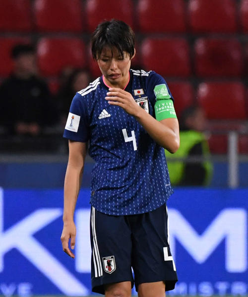 日本対オランダ　敗戦後、号泣する熊谷（撮影・山崎安昭）