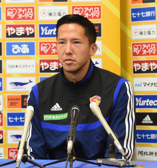 移籍会見を行う仙台GKシュミット