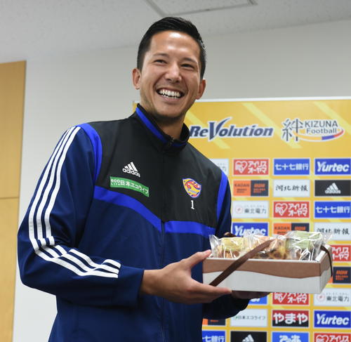 ベルギー名物のワッフルを手に笑顔の仙台GKシュミット