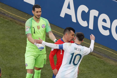 前半37分、もみ合うチリDFメデル（中央）とアルゼンチンFWメッシ（10）。左はチリGKアリアス（AP）