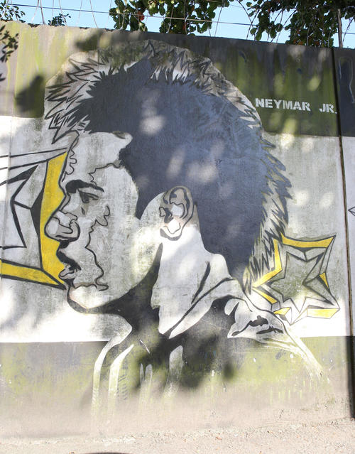 サントスFC練習場の外壁に描かれたネイマール（撮影・河野匠）