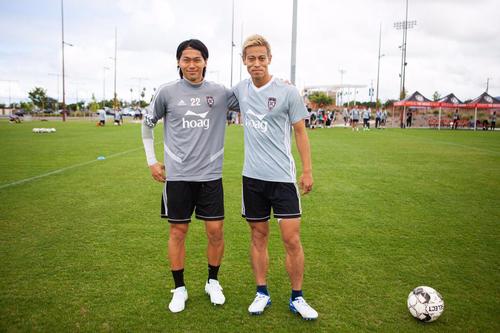 橋本晃司（左）と本田圭佑。星稜高の同級生が米国で再会し、同じ練習着で汗を流す