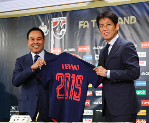 タイ代表監督およびU－23代表監督に就任し笑顔を見せる日本代表前監督の西野氏。左はタイサッカー協会のソムヨット会長（撮影・足立雅史）