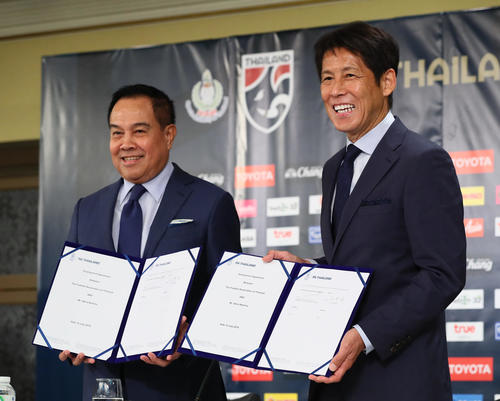 タイ代表監督およびU－23代表監督就任し調印式に臨む日本代表前監督の西野氏（右）。左はタイサッカー協会のソムヨット会長（撮影・足立雅史）