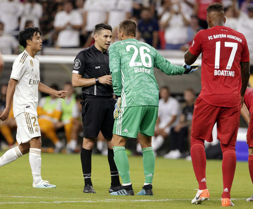 後半、レッドカードを受け抗議するBミュンヘンGKウルライヒ（26）。左はRマドリードMF久保（AP）