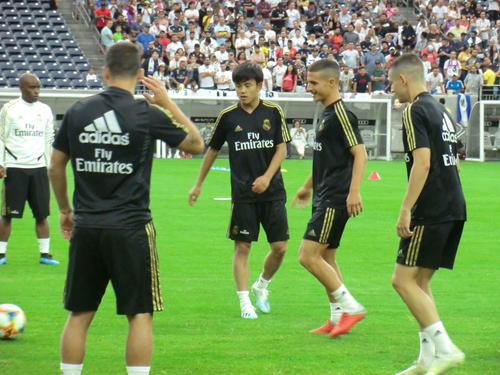 Bミュンヘン戦の前日練習でボール回しに入るRマドリードFW久保（中央）（撮影・岡崎悠利）