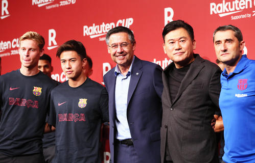 移籍後、初来日となったバルセロナ安部（中央左）は楽天の三木谷会長兼社長（右から2人目）らとの記念撮影に臨む（撮影・足立雅史）