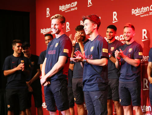 新加入選手で紹介されたバルセロナ安部（中央右）はデ・ヨング（同左）と笑顔を見せる（撮影・足立雅史）