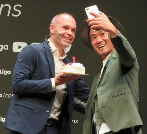 「ラ・リーガ」公式アイコン就任発表会に出席し、SNS向け撮影を行った神戸MFイニエスタ（左）とナオト・インティライミ