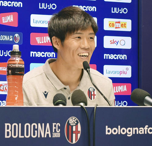 ボローニャに加入し、記者会見するサッカー日本代表の冨安（共同）
