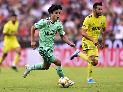 アウディ杯3位決定戦フェネルバフチェ戦の後半途中から出場したRマドリード久保（左）はドリブルで攻め上がる（ゲッティ＝共同）
