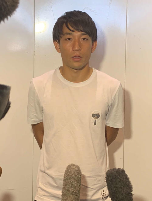 取材に応じる三好（撮影・松尾幸之介）