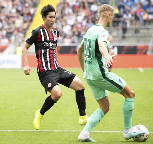ホッフェンハイム戦の前半、競り合うフランクフルトの鎌田（左）（共同）