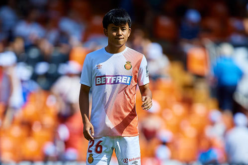 バレンシア対マジョルカ　試合前にウオーミングアップするマジョルカ久保（撮影・PIKO）