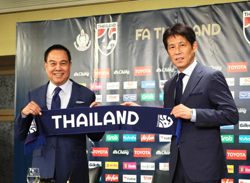 7月19日、タイA代表監督およびU－23代表監督に就任し、ソムヨット・タイサッカー協会会長（左）と記念撮影する西野氏