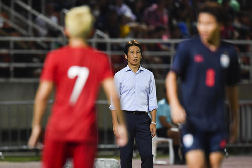 試合を見守るタイ代表の西野監督(AP)