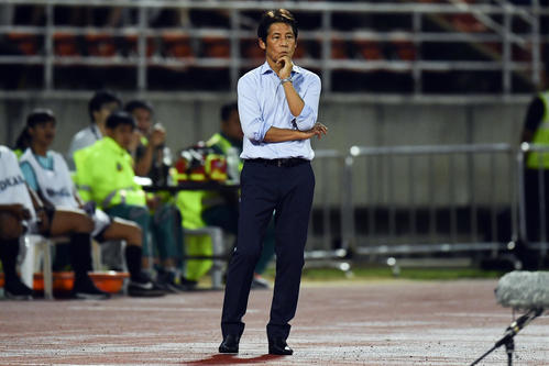 試合を見守るタイ代表の西野監督(AP)