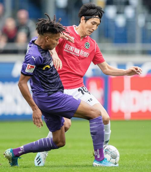 前半、競り合うハノーバーの原口（右）（共同）