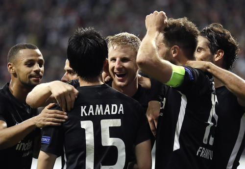 後半28分、DFヒンテレッガー（中央）のゴールを祝福するフランクフルトMF鎌田（15）ら（AP）