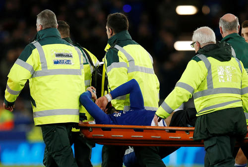 後半、担架で運ばれるエバートンMFゴメス（ロイター）