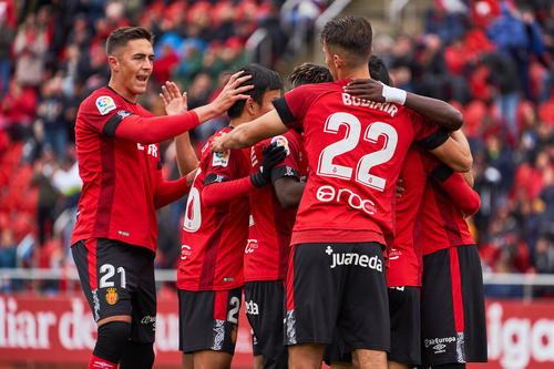 マジョルカ対ビリャレアル　後半、スペインリーグ初得点を決めて仲間に祝福されるマジョルカMF久保（左から2人目）（撮影・PIKO）